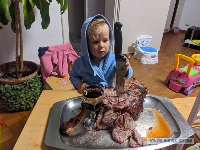 Баранья ножка в керамическом гриле .