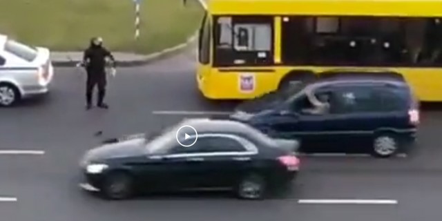 ОMOН впятером скрутили дедушку и увезли