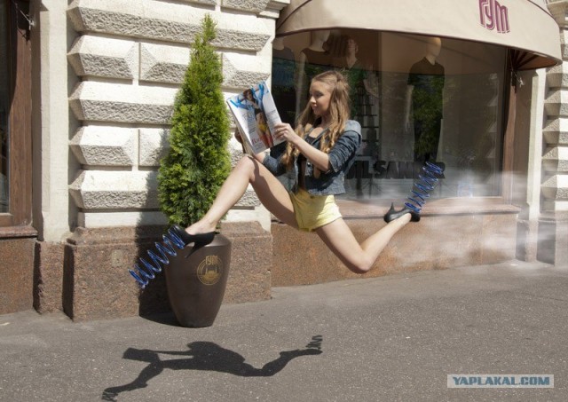 Фотожаба: Читает журнал на лету