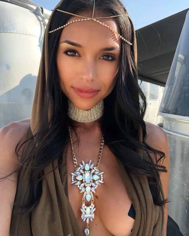 Девушки с фестиваля Burning man