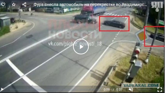 Фура снесла автомобиль на перекрестке во Владимирской области