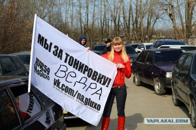 Наглухо затонированные создали пробку в Перми