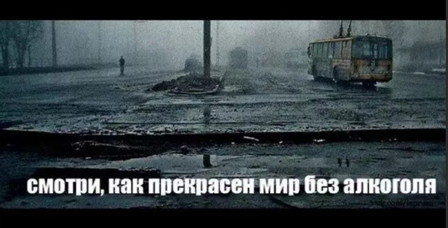 В Солнечногорске два ребёнка увязли в грязевом болоте на городской площади