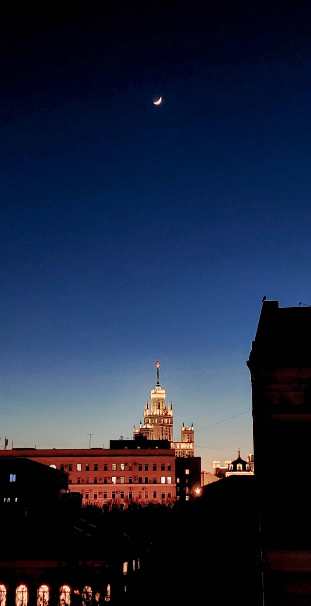 Заход луны над Мурманском