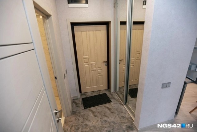 Дверь открывается в подъезд — ждать штраф? Разбираемся с экспертом в разлетевшейся страшилке про новые нормы