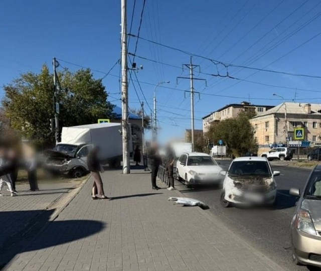 Лада выбила Газель на пешеходов.