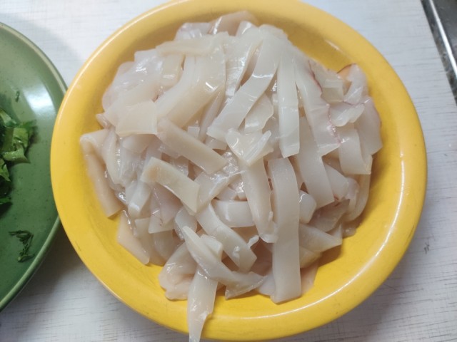 Рецепт: кальмары в сметанном соусе.