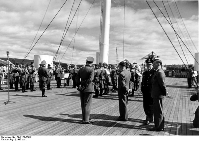 " Веселый Роджер" над субмариной