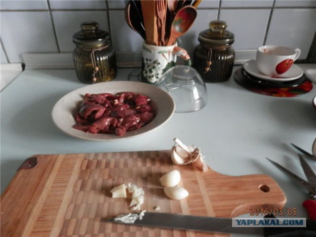 Куриная печень в сметане, с чесноком.