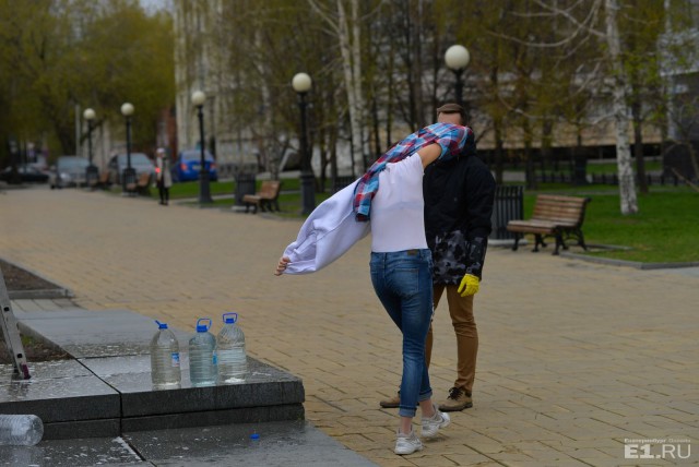 В Екатеринбурге радисты УрФУ отмыли памятник Попову и устроили "конкурс мокрых маек" с одной участницей