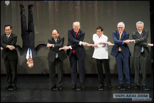 Без разговоров: Медведев и Трамп оказались в одном кадре. Но Медведев запутался в руках