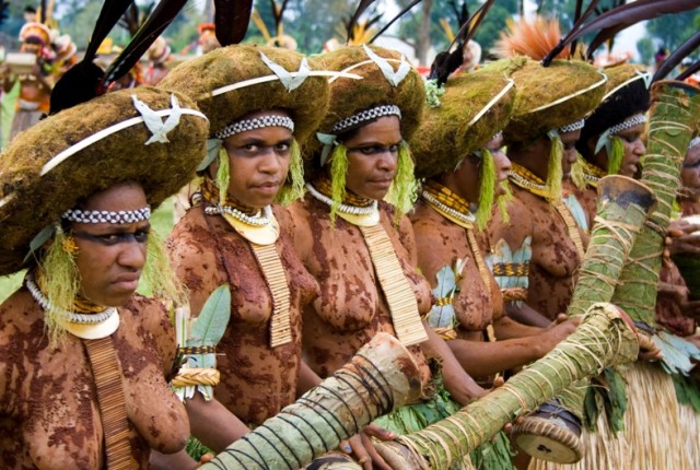 Племя каннибалов Новой Гвинеи, которое "убило и съело" наследника Рокфеллера 60 лет назад