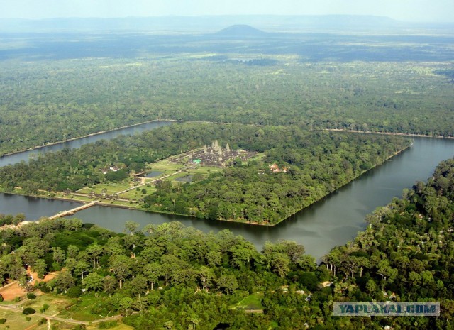 Одни уверены, что Египетские пирамиды построили инопланетяне, другие отрицают. Кто прав?