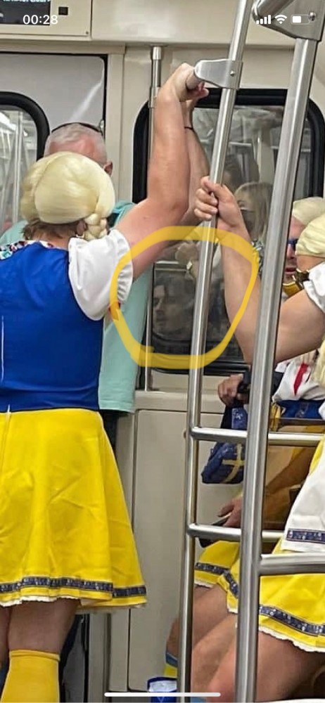 Шведские болельщицы, метро, Санкт-Петербург, сегодня