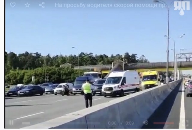 На просьбу водителя скорой помощи пропустить полицейский пожал плечами