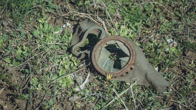 Воинские останки вылезли наружу у кладбища в Россошках