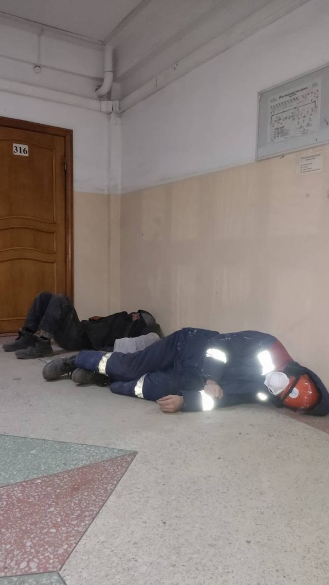 В Приморье рабочие массово ночуют на ГРЭС из-за невыплаты заработной платы — сотрудники залазят на крышу и угрожают, что сбросятся