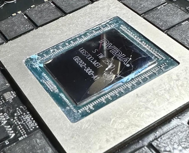 Блогер захотел максимально разогнать MSI RTX 5090 Lightning Z за 5000 долларов — в итоге GPU просто треснул