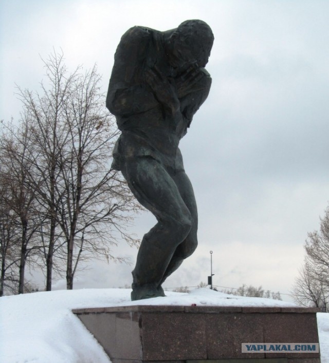 Памятники, способные удивить любого