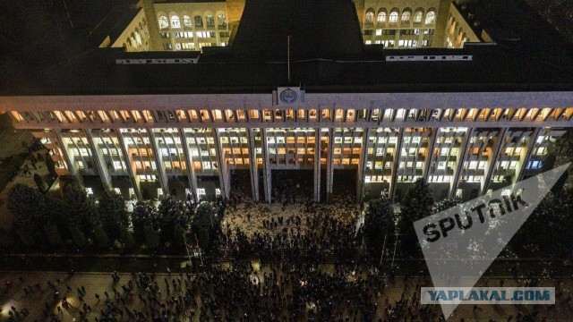 Митингующие в Бишкеке захватили здание парламента