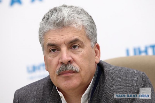 Памятник Сталину. Алёнка залипает