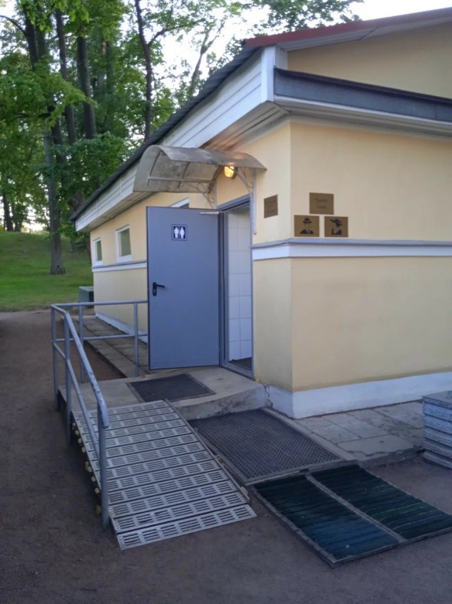 Просто уличный туалет в деревне