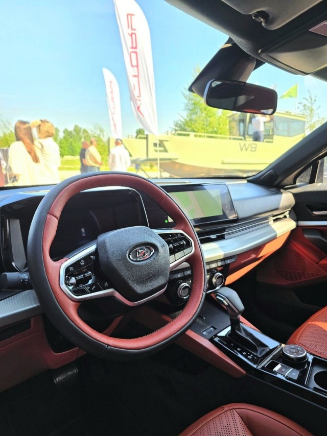 Новейший автомобиль Lada Azimut в "максималке" показали изнутри