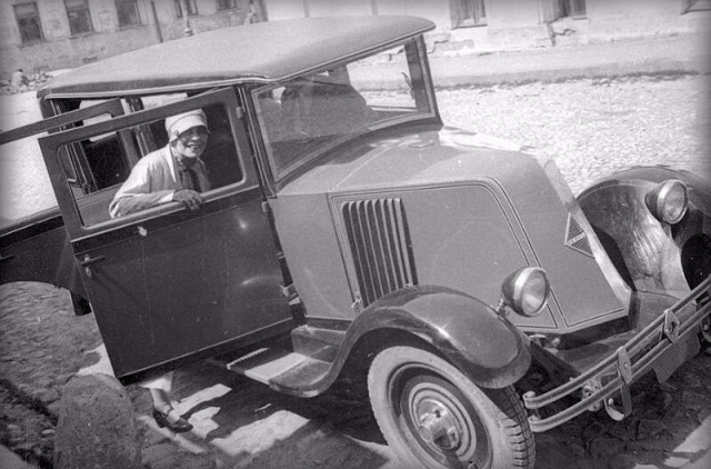 Об "автоскромности" чиновников, героев и советской богемы времён Иосифа Сталина.
