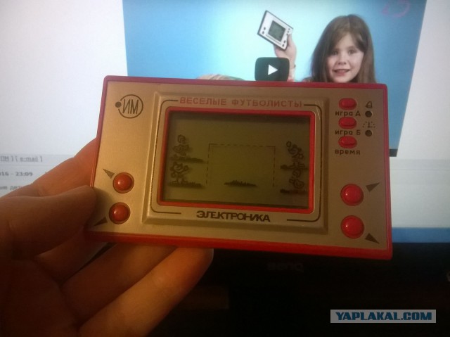 Дети впервые играют в советскую электронную игру "Ну, погоди"