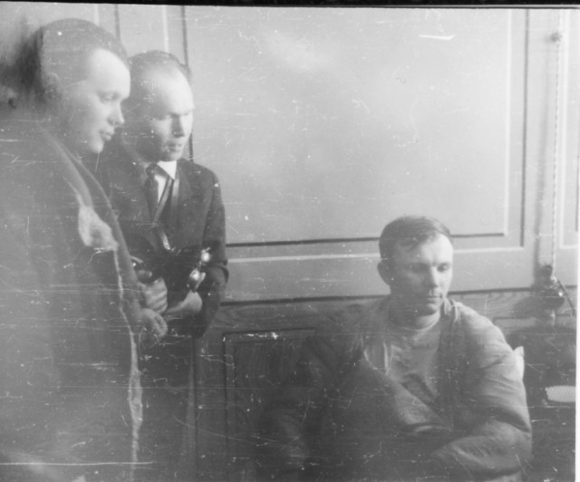 Первые часы Юрия Гагарина на Земле после космического полета. Авиабаза в Энгельсе 12.04.1961