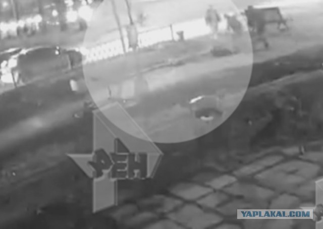 Камера сняла на видео, как мужчина ударил сына головой об асфальт в Екатеринбурге (18+)