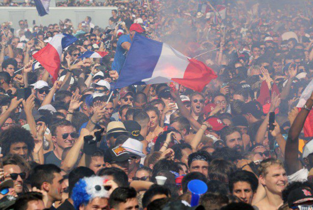 Франция празднует победу своей сборной