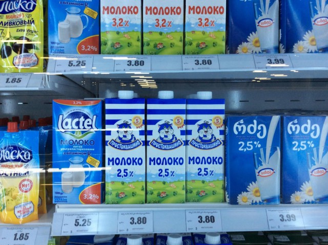 Российские продукты в грузинском супермаркете. Почему столько всего везут из России?