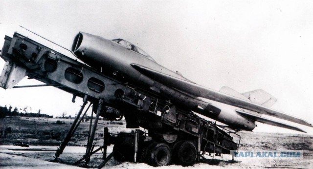 Одиночный пилотаж и эффектная посадка истребителя пятого поколения Су-57