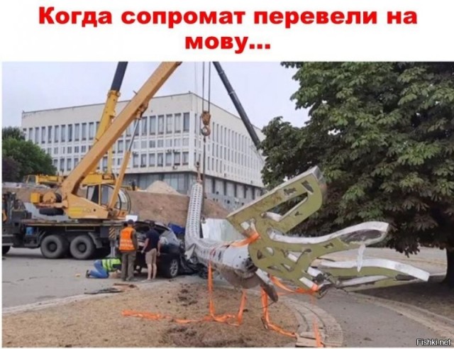 В Херсоне упавший флагшток раздавил Лексус
