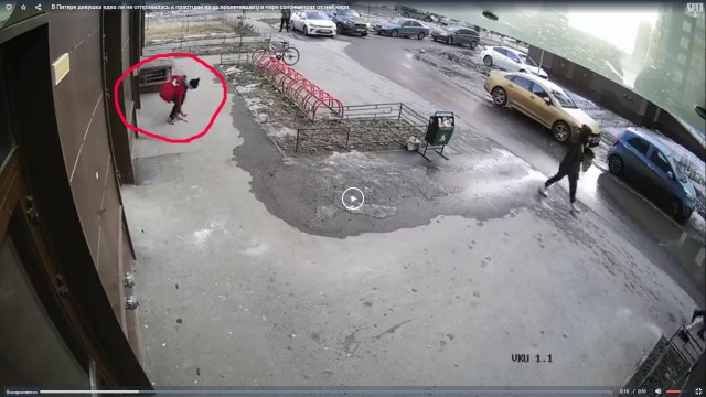 В Питере девушка едва ли не отправилась к праотцам из-за пролетевшего в паре сантиметрах от неё кирпича, упавшего с 19 этажа