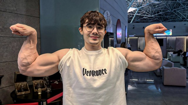 Чемпион по армрестлингу Джефф Дэйб держит в руках обычные предметы