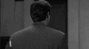 Мужчина сыграл на аккордеоне прямо в пункте выдачи