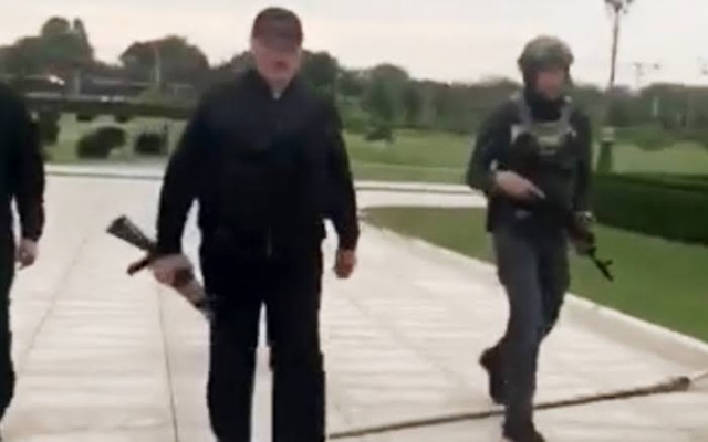 Лукашенко подарил Ким Чен Ыну автомат
