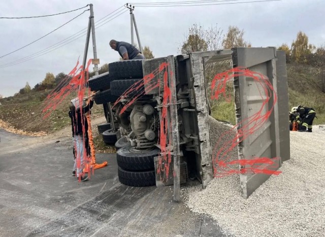 Самосвал с щебнем перевернулся и раздавил женщину с ребёнком.