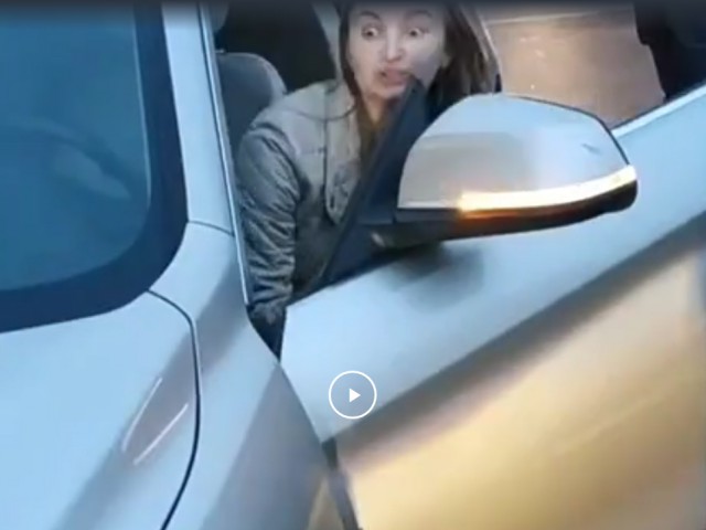 Девушка на BMW: "Я не буду пропускать! Я в отличии от вас смогла заработать на нормальную тачку, а не на это говно (Пежо 308)"