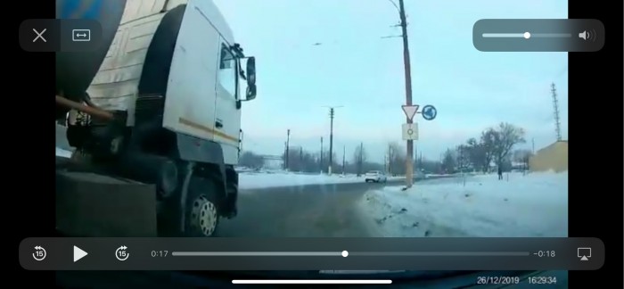 Водитель автомобиля с видеорегистратором решил опередить справа грузовик с цистерной