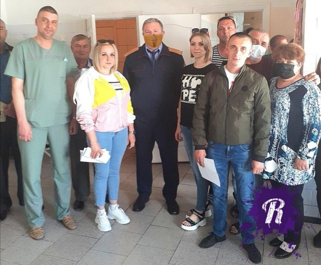 Мастера фотошопа из Белгородского СКР приделали маску следователю на фото с медиками