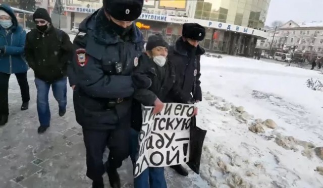 В Воронеже полицейские грубо задержали участника одиночного пикета