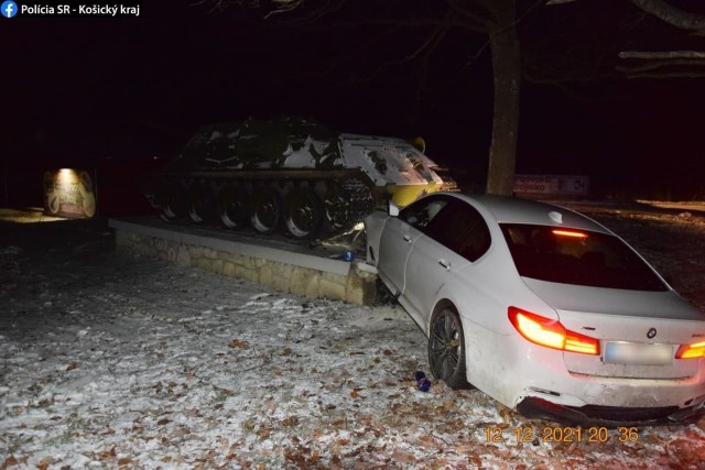 В Словакии водитель BMW не справился с управлением и въехал в памятник советской самоходной артиллерийской установке СУ-100