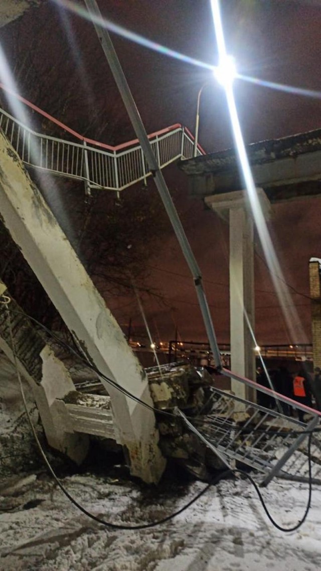 Этой ночью обрушилась часть пешеходного моста на станции МЦД «Москва-Товарная-Курская»