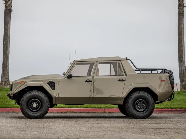 На торги выставили уникальный внедорожник Lamborghini LM002, созданный для султана Брунея