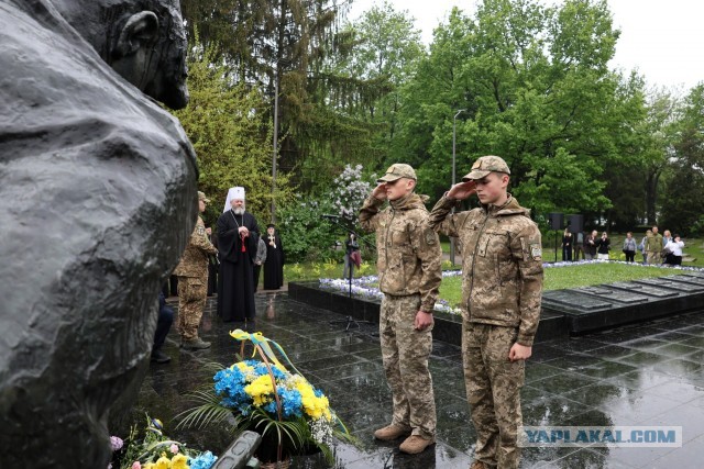 В Харькове  люди несут цветы к мемориалу погибшим советским воинам