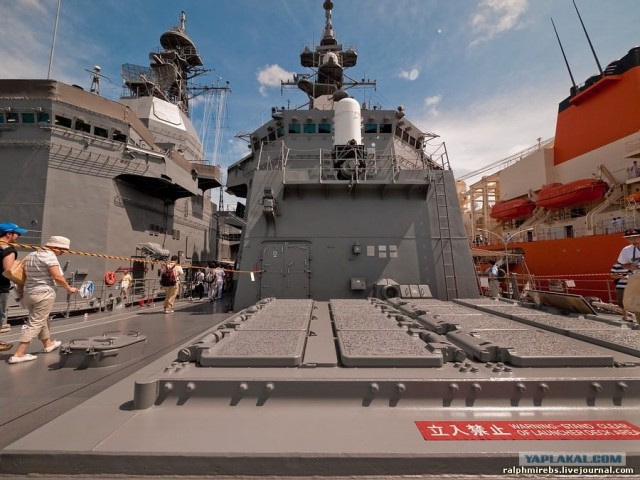 Япония: Три эсминца под окном