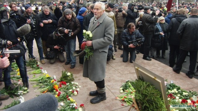 Латышские нацисты осквернили венок